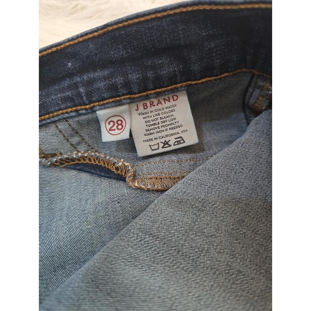 Junior's J Brand Jeans. Like New. Size 28. Straight,skinny jeans. - Picture 3 of 3